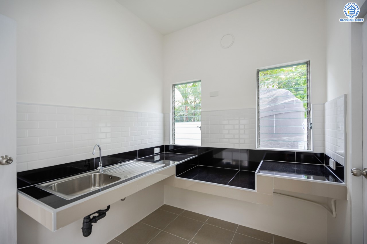 บ้านมือสองตกแต่งใหม่ ม.พฤกษ์ลดา1 บางใหญ่ บนเนื้อที่ 50 ตร.ว. ฟังก์ชัน 3 ห้องนอน 2 ห้องน้ำ 2 ที่จอดรถ ทำเลเดินทางสะดวก เชื่อมต่อถนนกาญจนาภิเษก ใกล้รถไฟฟ้าสายสีม่วง "สถานีคลองบางไผ่" และทางด่วน "กาญจนาภิเษก"